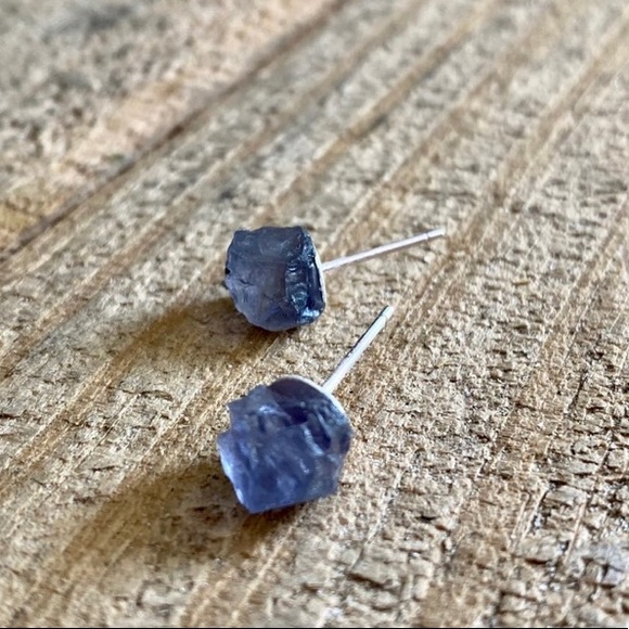 🆕 New Raw Alexandrite Crystal Stud Gemstone Earrings - Picture 3 of 8